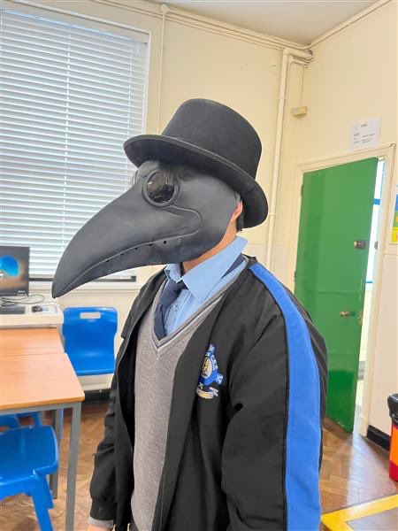 ArklowCBS's tweet image. Ms. Somers’ 1A history class had an interesting ‘guest beaker’ in today! 

Can you help solve this mystery?

1) What is this mask for?
2) Who would have worn it?
3) Who is behind the mask in today’s photographs❓❓❓

#historyhelp #JChistory