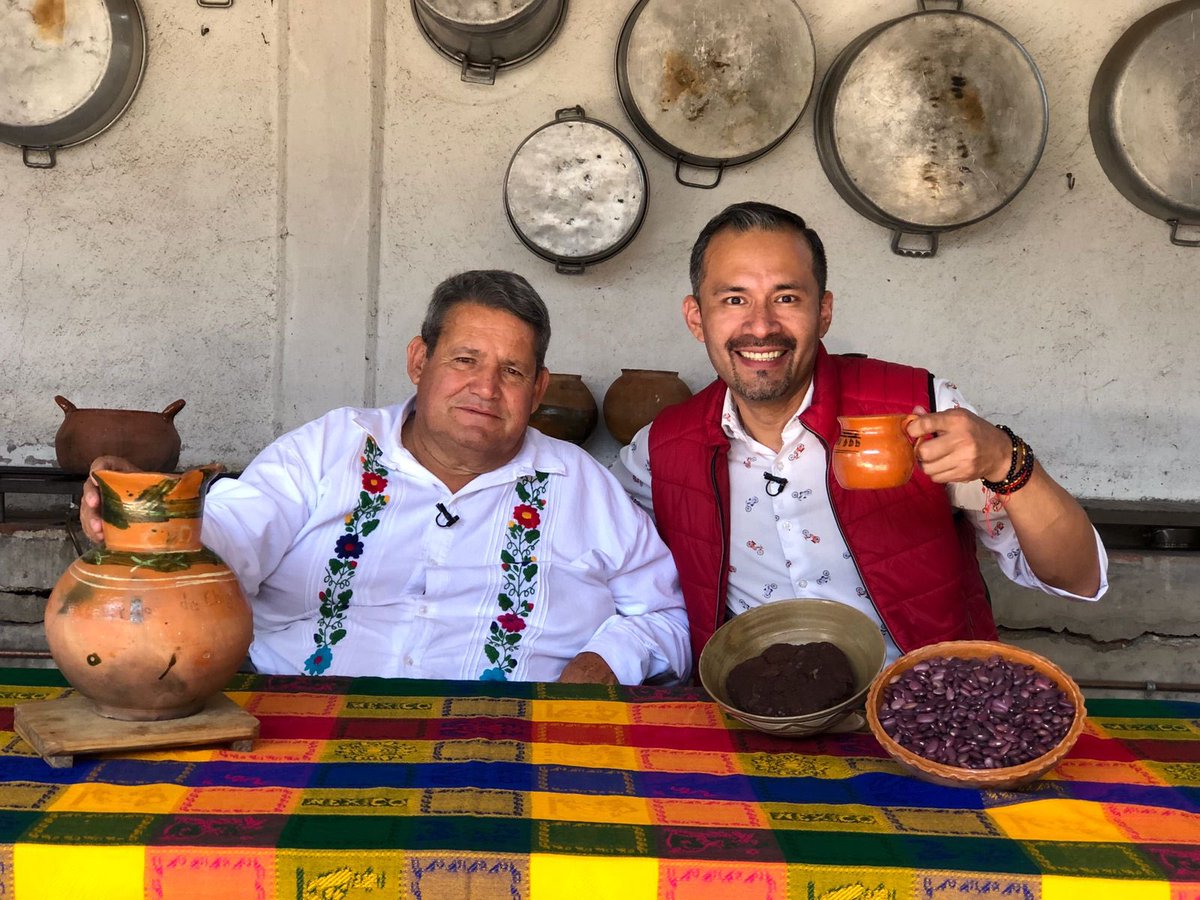 VengaLaAlegria's tweet photo. ¡@FARFAN_MARTIN nos lleva a conocer la historia de “Don Chiri”, un famoso atolero de Tultepec que realiza esta bebida de sabores pocos comunes como de ayocote, tejocote y agua miel! 🤩🎉☕️📺 #VLA #FebreroLoInicio https://t.co/1KteZ9A2fr