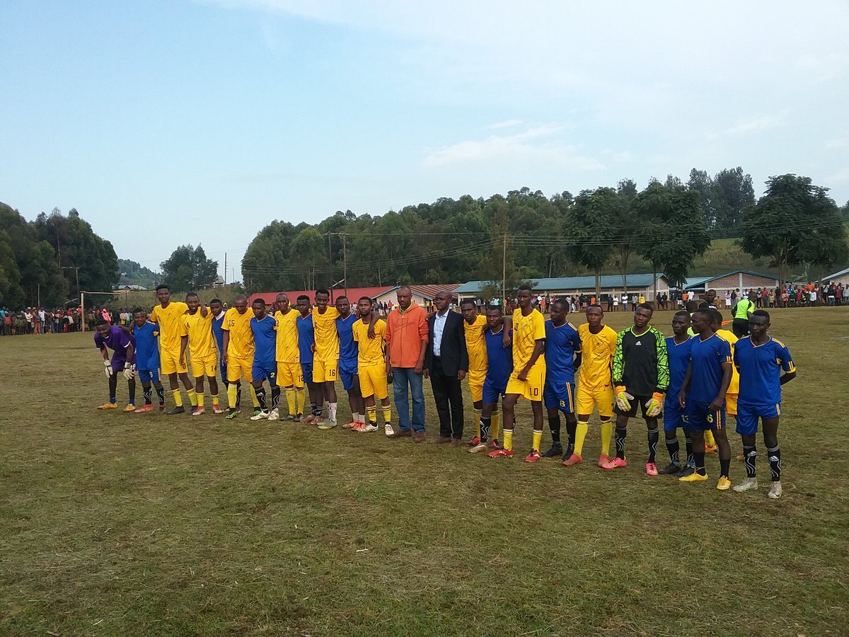 Gihundwee's tweet photo. @HabitegekoFran1 @DrKibiriga @AnnemarieDukuz2 @RwandaWest 
KAGAME CUP.
Umukino wahuzaga ikipe y'umurenge wa GIHUNDWE n'iya Nkanka urangiye Gihundwe itsinze Nkanka 1-0. https://t.co/NkqlrR4PCB