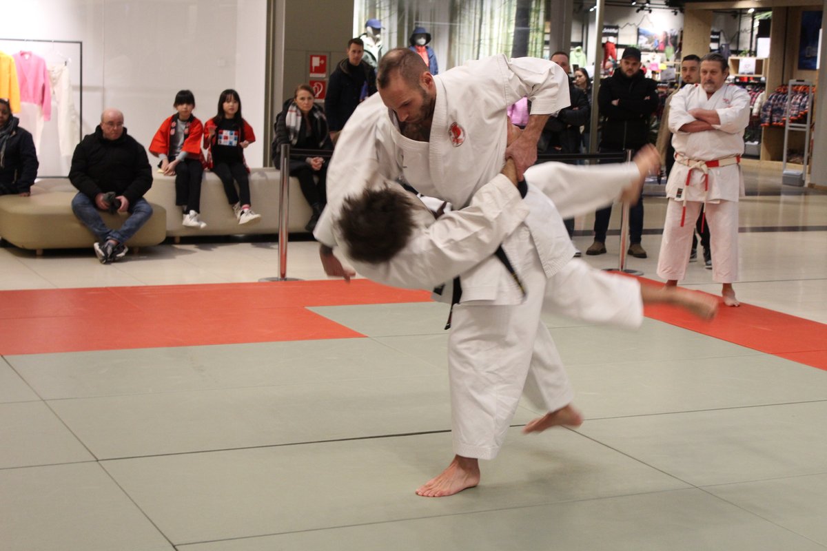 JapanEmbLUX's tweet photo. Some more impressions from the FLAM presentation at Belle Etoile!
#belleetoile #luxembourg #aikido #flam #kendo #taijitsu #japaneseculture #Japanesemartialarts #budo #japonaupaysdusoleillevant #embassyofjapaninluxembourg #ambassadedujaponauluxembourg #在ルクセンブルク日本国大使館 https://t.co/bI32gr70O1