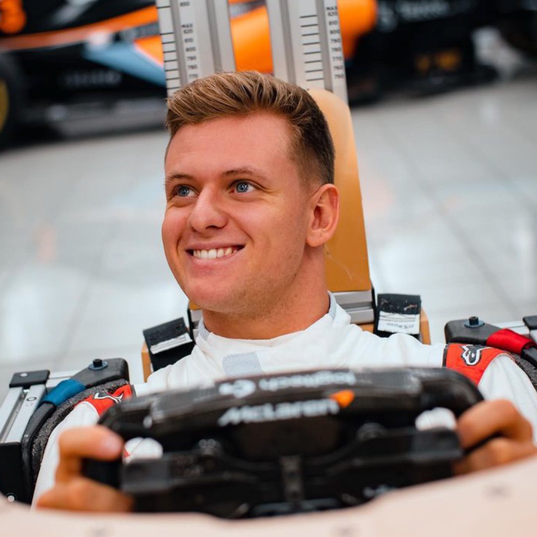 OficialVGM's tweet photo. #F1 Mick Schumacher podrá ser llamado por McLaren durante 2023 como piloto reserva. Además de Mercedes en donde ya ha probado su asiento, estos equipos podrían facilitar el regreso de Mick a la titularidad en 2024.
#Formula1 #F12023 #Mercedes #McLaren #Schumacher #W14 #MCL37 https://t.co/2am0FuOv7x