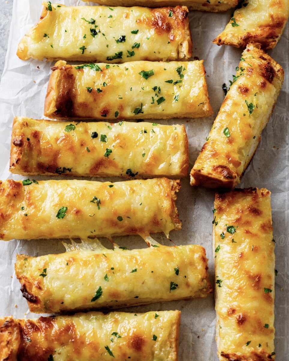 One of the life’s greatest pleasures… garlic bread 🧄 Are you team cheese or no cheese?

#garlicbread #garlic #cheesegarlicbread #torontofoodie