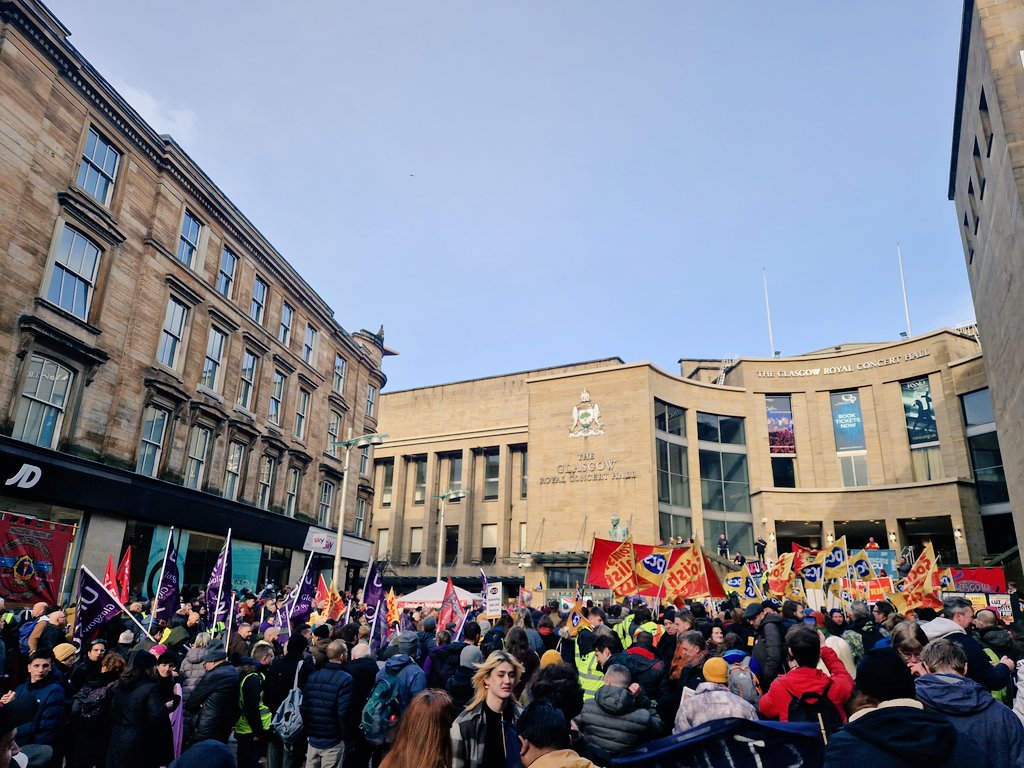 Really need a new striking jacket cause this one's been on the go since 2014 🥴 #UKStrikes #ucuRISING #UpTheWorkers