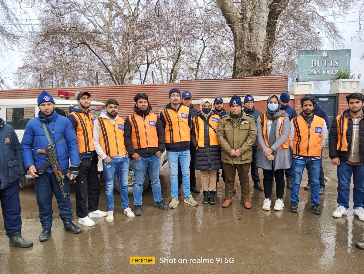 NSS volunteers, in partnership with Srinagar traffic police, continued to conduct traffic awareness campaigns in the Hazratbal region. 

Citizens must follow the rules and motivate one another to do the same.

<a href="/SSPTFCSGR/">Traffic City Srinagar.</a> <a href="/muzaffar_a_shah/">Muzaffar Ahmad Shah</a> <a href="/Tariq_wani786/">Tariq Wani</a> <a href="/musavir88/">musavir</a> <a href="/diprjk/">Information & PR, J&K</a>