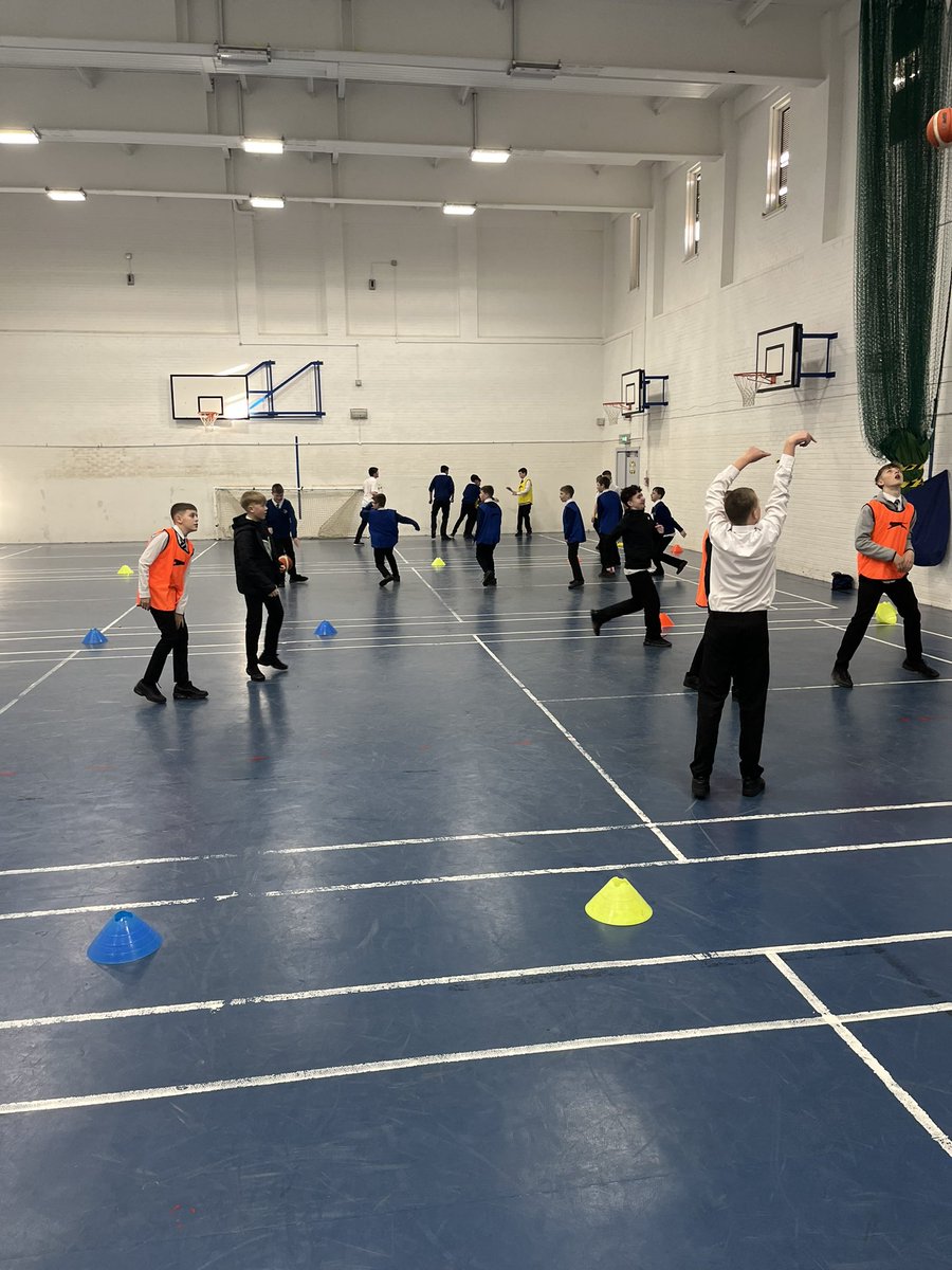 Lots of S1 and S2 pupils down at Basketball lunchtime club today! 

@BannockburnHigh