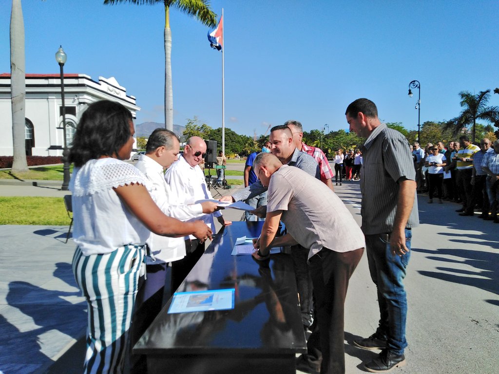 Firmes en nuestros principios, participamos en el acto de entrega de los compromisos de trabajo de la provincia en saludo al 70 aniversario de la gesta del Moncada. Fidelidad eterna a nuestro heroico pueblo y a la Revolución.

#SantiagodeCuba #JuntarYVencer <a href="/DiazCanelB/">Miguel Díaz-Canel Bermúdez</a>