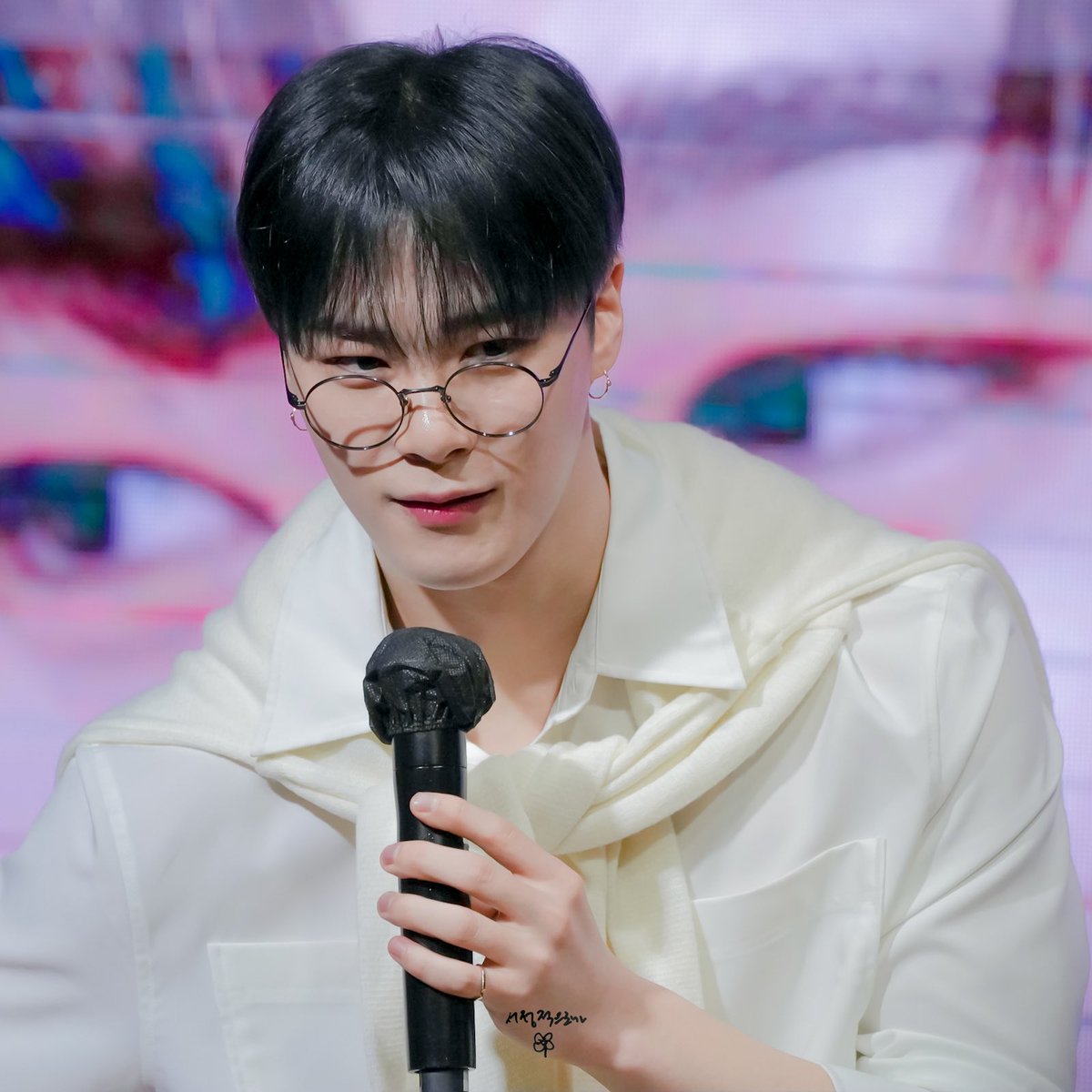 SaidLyrically's tweet image. 230201 지베르니 팬사인회
안경선배 공정한 뽑기에 심각해🤓
#ASTRO #아스트로 #문빈 #MOONBIN #ムンビン @offclASTRO