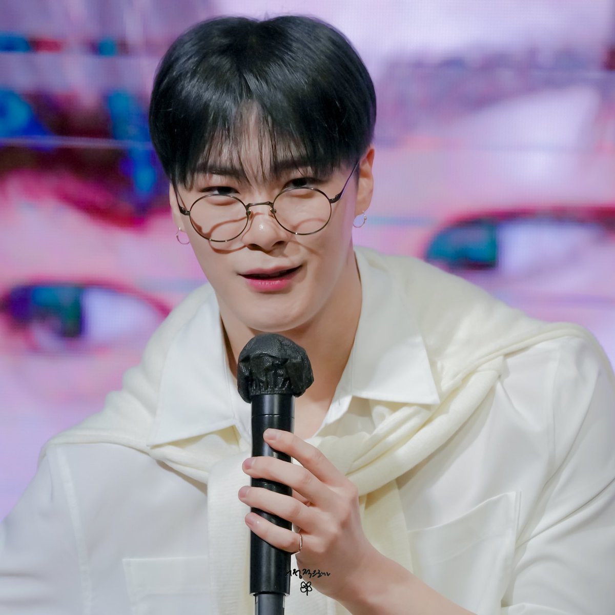 SaidLyrically's tweet image. 230201 지베르니 팬사인회
안경선배 공정한 뽑기에 심각해🤓
#ASTRO #아스트로 #문빈 #MOONBIN #ムンビン @offclASTRO