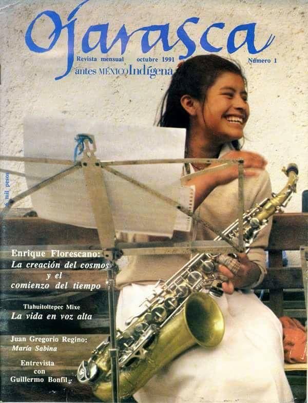 Mi hermana Genoveva en 1991 en portada de Ojarasca. Ella es ahora una gran saxofonista. A finales del Siglo XX, las mujeres mixes se integraron a las bandas filarmónicas: