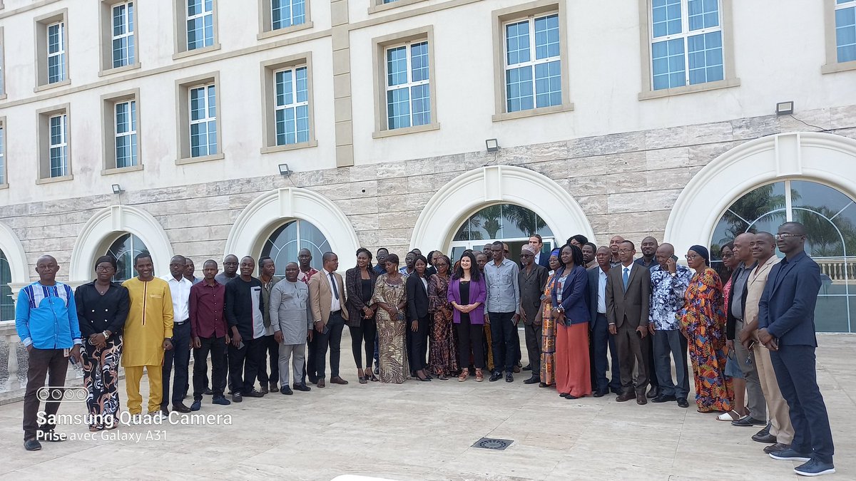 Radioenvironne1's tweet photo. Guinée/lutte contre les changements climatiques : le Ministère de l'Environnement et du Développement Durable lance "la deuxième phase du projet AdaptAction" 
Un projet de 15 millions d'euros pour 12 pays Africains dont le Bénin,  le Togo et la République de Guinée.
@Adaptation https://t.co/PHj2VLkBop