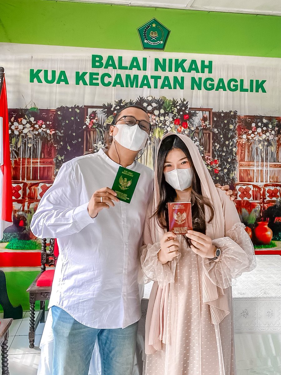 RYONADIO's tweet photo. Mau cerita juga yg lagi rame, jadi waktu itu 2020 memutuskan nikah dengan cewe chindo di KUA doang, gak pake resepsi, gak ada ngundang tetangga apa temen deket cuma ada keluaga doang dan kebetulan pas bgt hari itu hari pertama PPKM Darurat semua di lockdown 🤣 https://t.co/SRK5vFPLGh