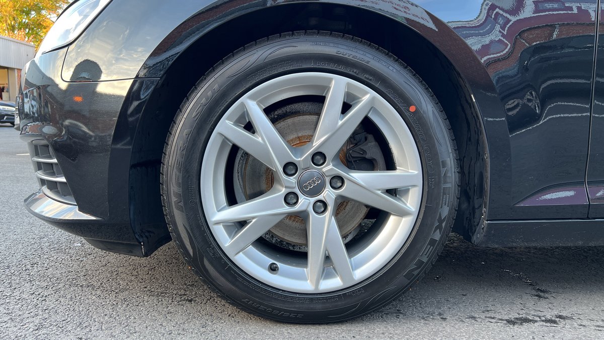 MotorParks's tweet image. ⭐Star Buy⭐

Our 2018 Audi A4 is a fantastic executive saloon that oozes class and sophistication. This model boasts Heated Front Seats, Front and Rear Parking Sensors as well as Navigation!

More info here: motorparks.co.uk/used-car-detai…

#UsedAudi #AudiA4 #Motorparks #Warrington