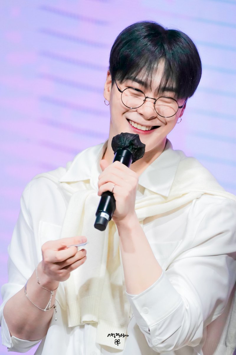 SaidLyrically's tweet image. 230201 지베르니 팬사인회
동글안경 쓰고 꺄르륵
#ASTRO #아스트로 #문빈 #MOONBIN #ムンビン @offclASTRO