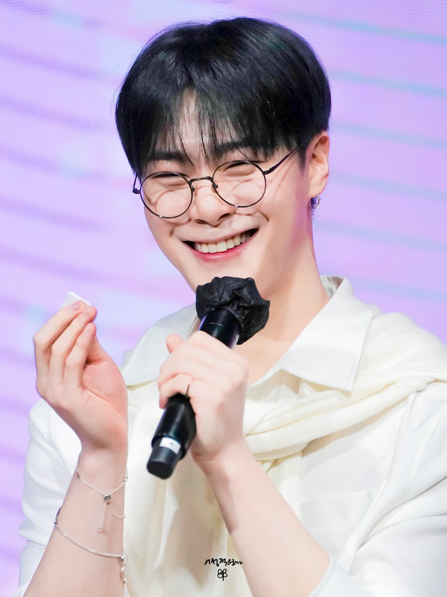 SaidLyrically's tweet image. 230201 지베르니 팬사인회
동글안경 쓰고 꺄르륵
#ASTRO #아스트로 #문빈 #MOONBIN #ムンビン @offclASTRO