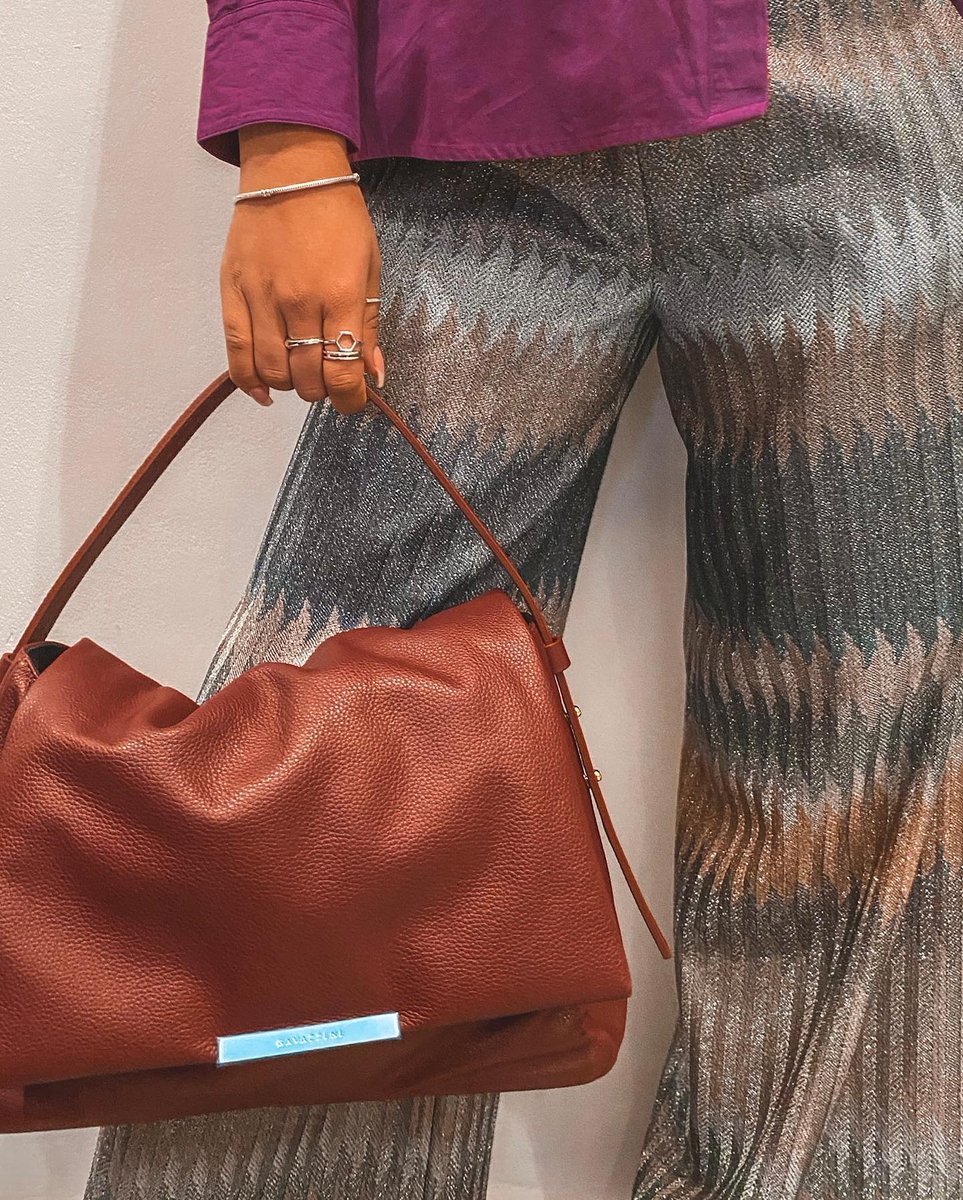Make a statement with this designer dream outfit 🤩

#ThePlaceLondon straight-cut shirt "Louise" features paintings of great masters with a play of textures and colours 

Pair with their iconic "Zigzag" trousers and "Marge" bag in burgundy hammered leather to step out in style 👜