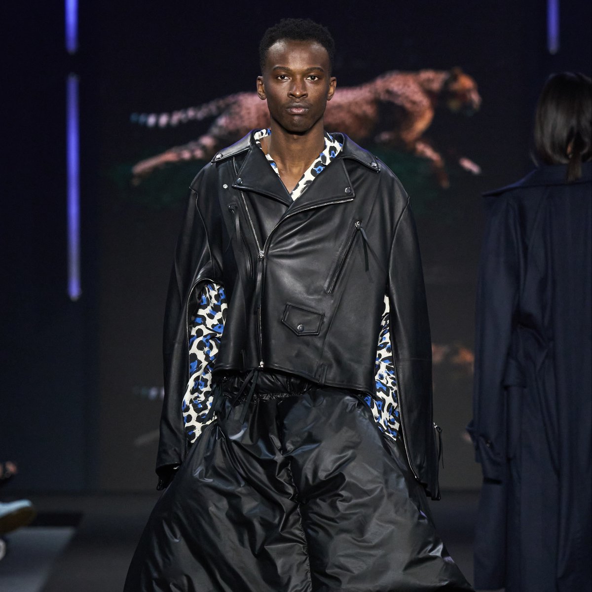 Ispirato dai suoi viaggi nel mondo, Satoshi Kuwata, designer di Setchu, ha sperimentato e creato una linea sartoriale raffinata, essenziale, segnata da un approccio unico e internazionale, senza tempo.

#RFW23 #Altaroma