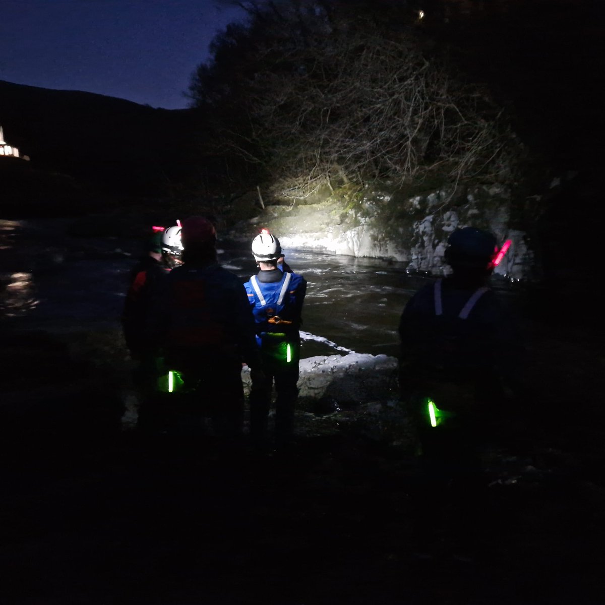 As #whitewater professionals, we need to train for when things go wrong. The folks from <a href="/TnrOutdoors/">TNR Outdoors</a> on a night exercise during their @rescue3europe whitewater #rescue technician advanced