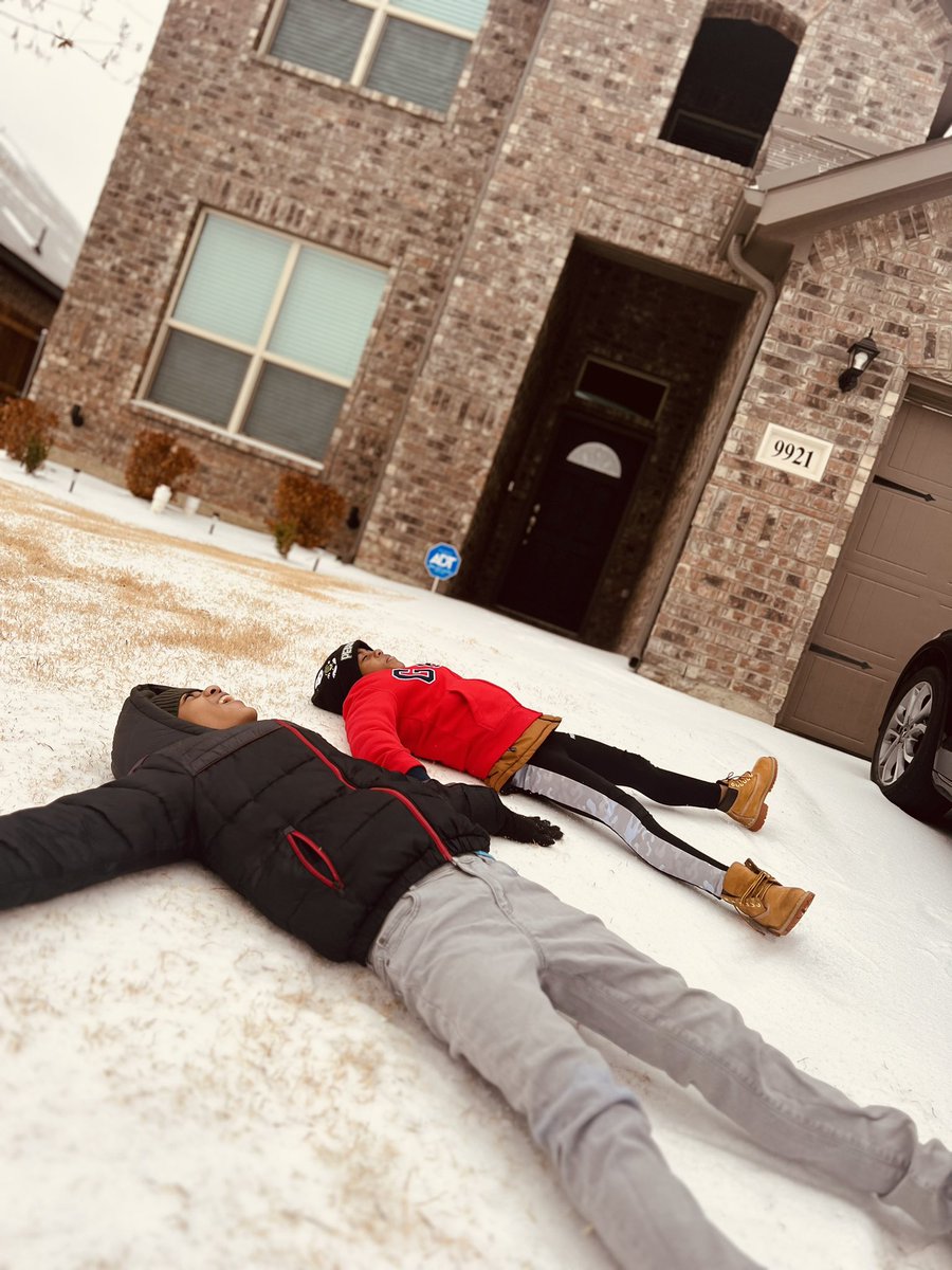 MayfieldMath's tweet photo. Ahhhhh, a brother’s love lol 😂 #SnowWeek2023 #NearMe #IAmUp @WFAADaybreak @TasharaParker @KaraSewellTV @MarcIstook https://t.co/9vzB5EG8GB