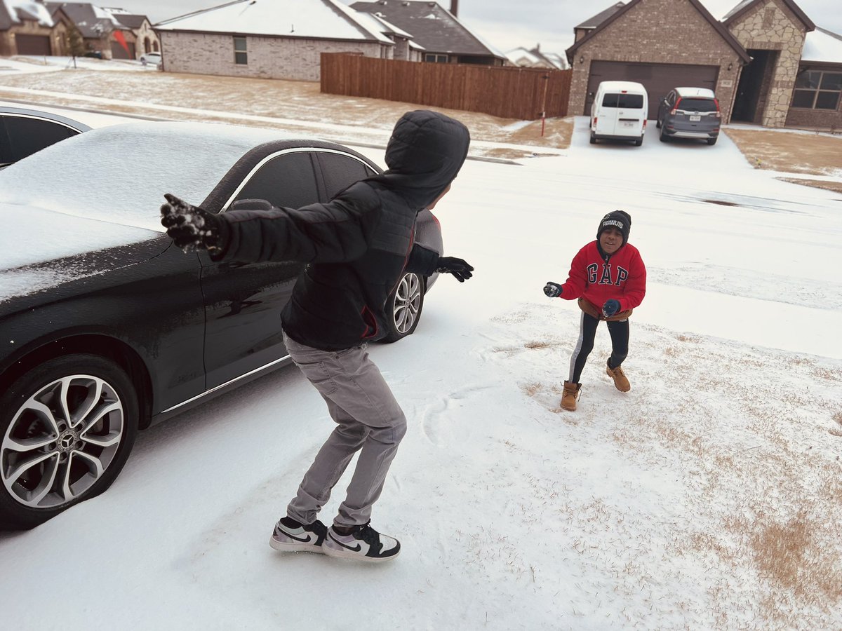 MayfieldMath's tweet photo. Ahhhhh, a brother’s love lol 😂 #SnowWeek2023 #NearMe #IAmUp @WFAADaybreak @TasharaParker @KaraSewellTV @MarcIstook https://t.co/9vzB5EG8GB