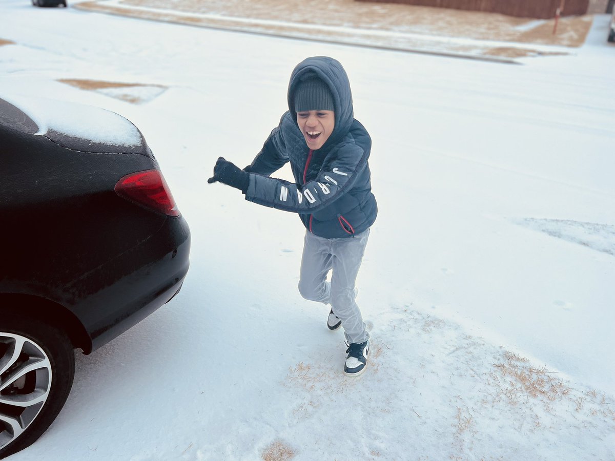 MayfieldMath's tweet photo. Ahhhhh, a brother’s love lol 😂 #SnowWeek2023 #NearMe #IAmUp @WFAADaybreak @TasharaParker @KaraSewellTV @MarcIstook https://t.co/9vzB5EG8GB