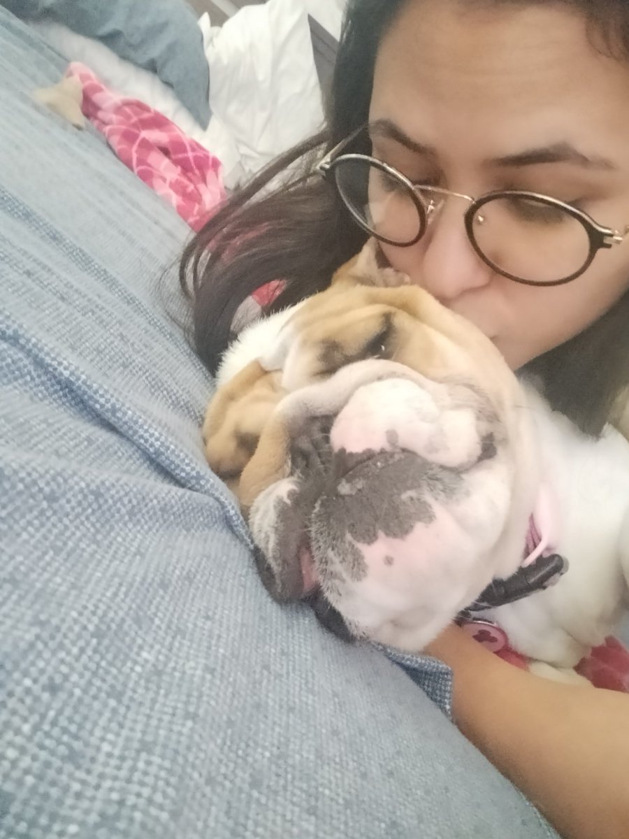 ElbaSaenz's tweet photo. Me dejas la pierna dormida 40 minutos? Toma tu beso incómodo perrita. https://t.co/gA1uSiR6IF