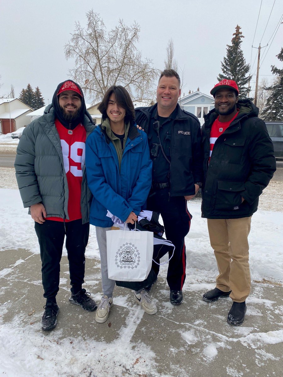 CalgaryPolice's tweet photo. Our officers teamed up with @calstampeders, @CPFYYC &amp; Raw Sports to bring some much-needed support to 16-yr-old Marcus and his family. Marcus is currently fighting cancer and we wanted him know we’ve got his back. #NoOneFightsAlone @ColtonHunchak @tre5_roberson https://t.co/EHfpkIB3Ur