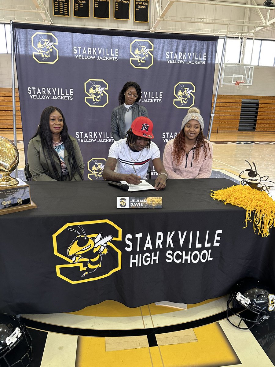 Jejuan Davis signs with EMCC to further his academic and athletic career in football.