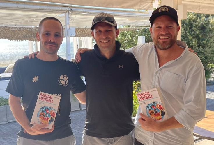 Into the hands of two more <a href="/CommonGoalOrg/">Common Goal</a> community members. <a href="/t4changeS/">training4changeS</a> @HoutBayUnited &amp; <a href="/kick4life/">kick4life</a> meeting up in Cape Town to discuss Football for Good.