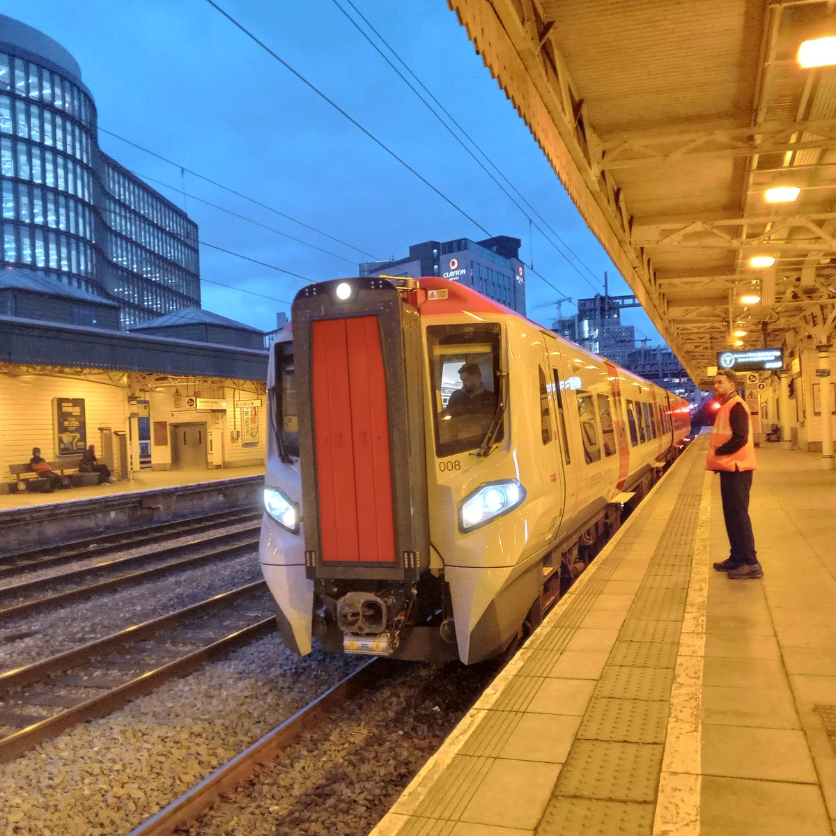 NotYOLOSmh's tweet image. 197008 at Cardiff Central, assuming doing a driver training 

Second 197 I've seen!

#Class197 @tfwrail