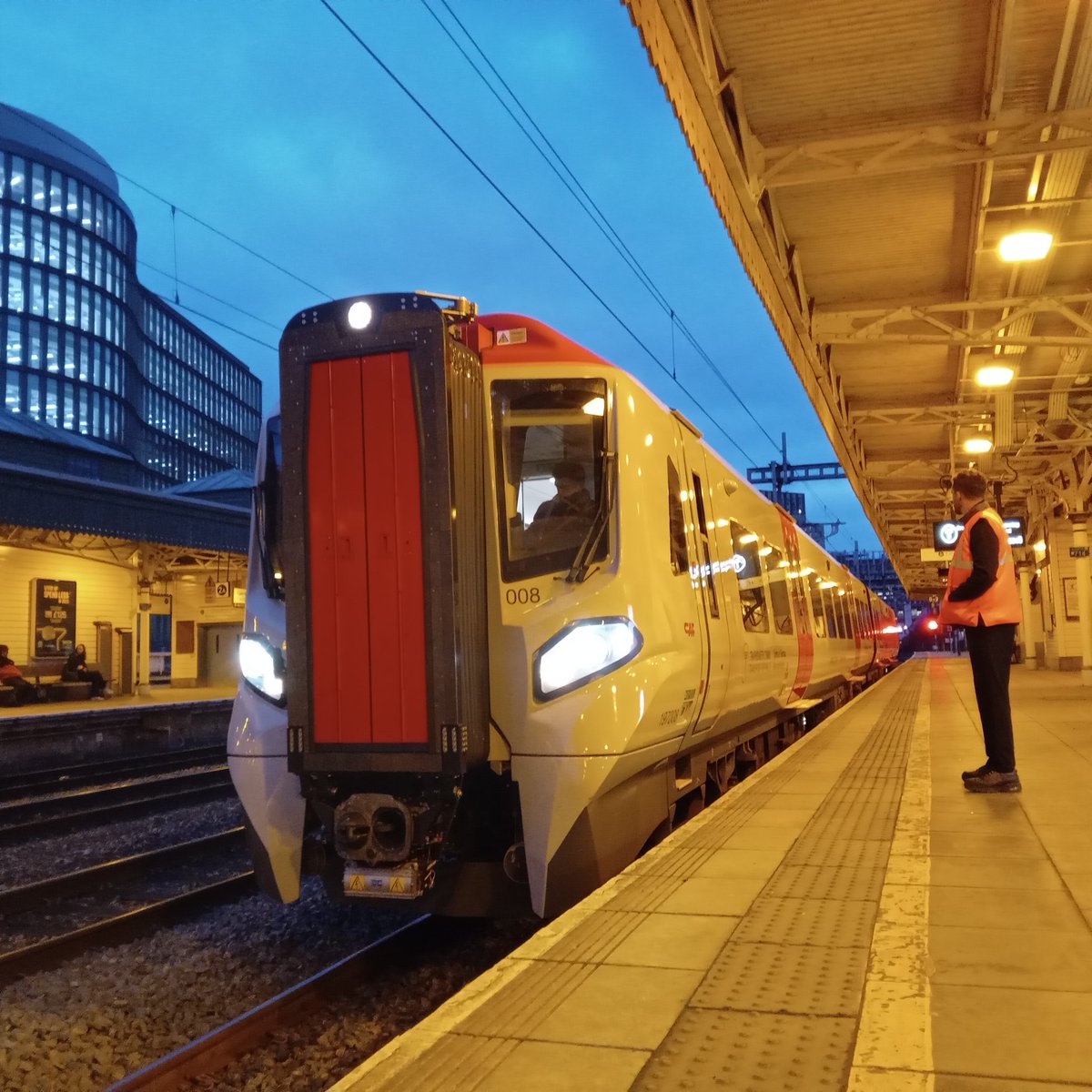 NotYOLOSmh's tweet image. 197008 at Cardiff Central, assuming doing a driver training 

Second 197 I've seen!

#Class197 @tfwrail