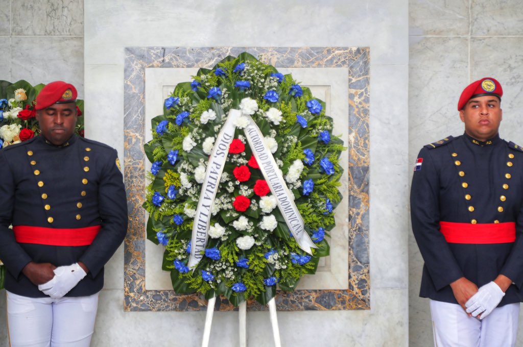 AlanChecoAlonzo's tweet photo. Empezamos este día haciendo honor a nuestro mes patrio, visitamos nuestro altar de la patria en compañía de una comisión de @portuariard donde hicimos entrega de una ofrenda floral a nuestros padres patrios Duarte, Sánchez y Mella #FebreroMesDeLaPatria https://t.co/cqo6Zb3RI2