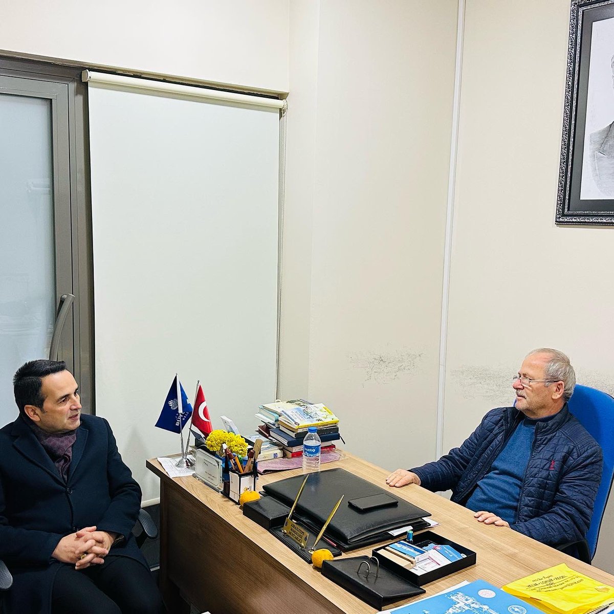 Üsküdar Belediyesi olarak;

Demokrasimizin ilk basamağı olan muhtarlarımızı ziyaret etmeye devam ediyoruz.

Kirazlitepe muhtarımız Nazmi Yamaç ile birlikte mahallemiz hakkında istişareler de bulunduk.

#EnIyiKomşumMuhtarım
#IyikiÜsküdarVar

<a href="/hilmiturkmen34/">Hilmi Türkmen</a>