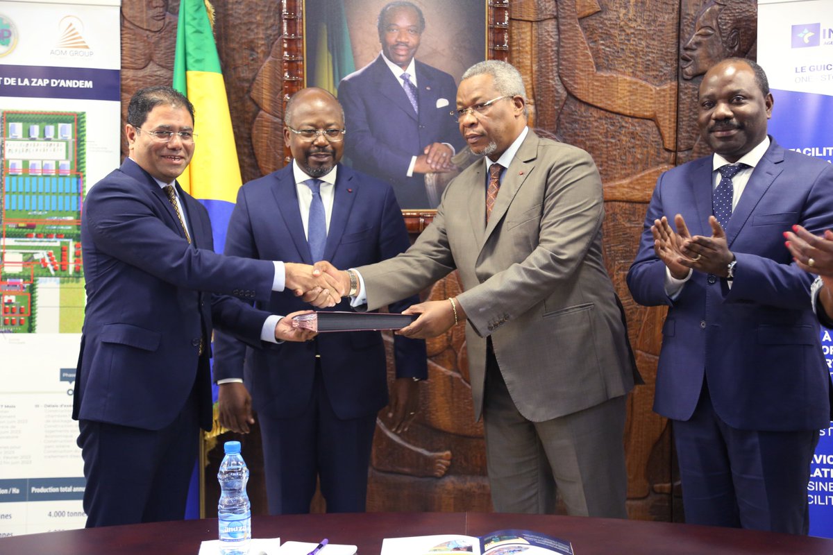 PrimatureGA's tweet photo. Le Premier Ministre, Chef du gouvernement M. @BilieByNze a présidé ce 01/02/23, la signature de la convention, entre le #Gabon et le groupe #AOM, concernant la 1ère zone agricole à forte productivité d’#Andem
+ d'informations en lien : https://t.co/YpNJQZrSt1 https://t.co/89GkI42Ihf