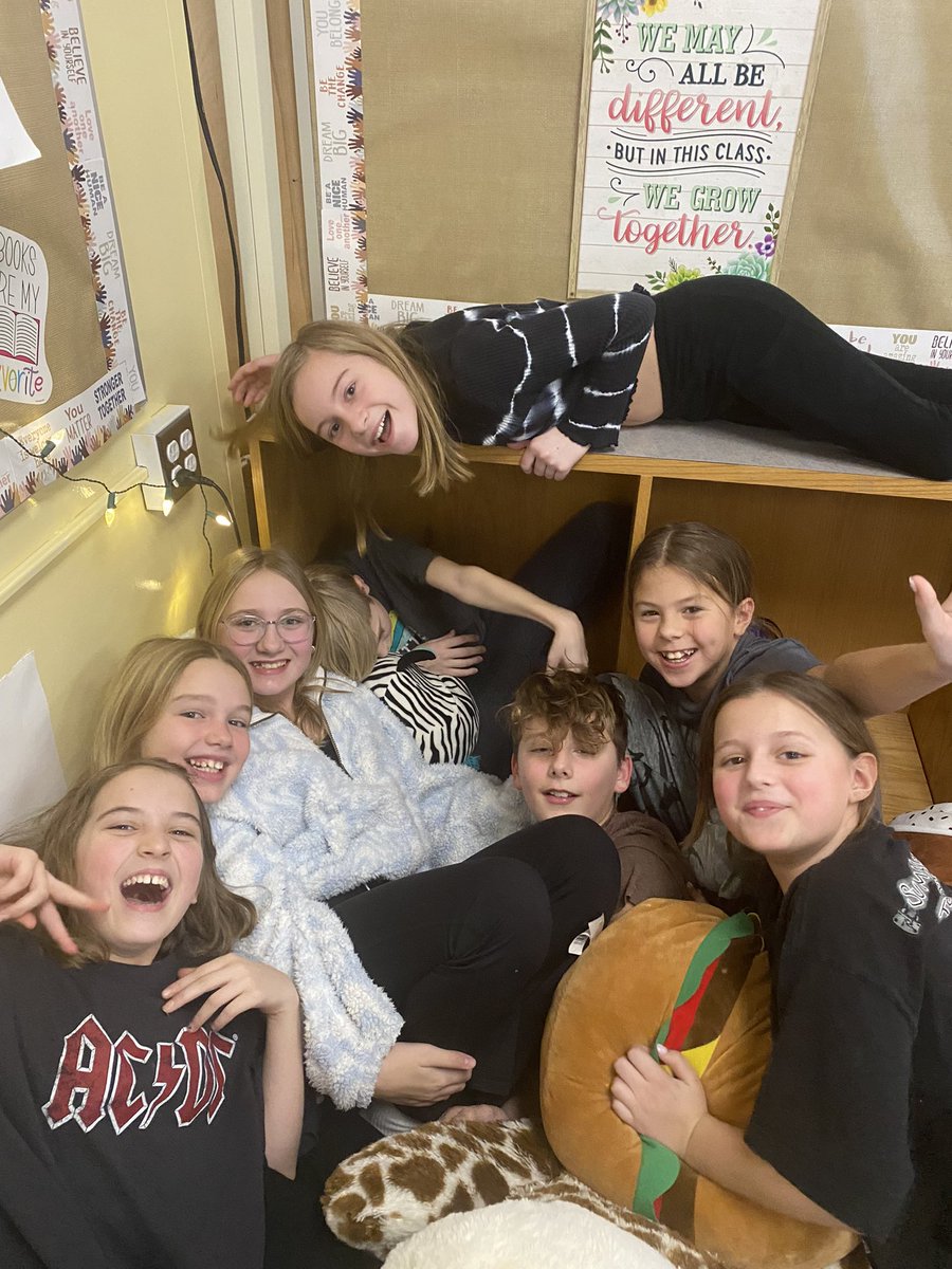 LauraLoehmann33's tweet photo. Just hanginโ and havinโ fun! #GlobalSchoolPlayDay #Maplebrook #PartnersInGrowth https://t.co/yYyrj3a2W5