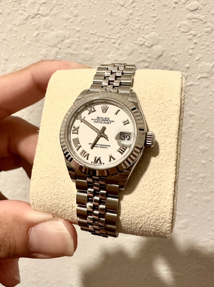 ThumblessCovert's tweet image. Looking for a Valentine’s gift for your significant other? 
2023 Lady Datejust 28mm with white gold bezel. 
Unworn, complete set with stickers and tags. Over 1 year wait to get these. 
Asking 💵 $10,500 💵 
$100 referral if buyer states your name