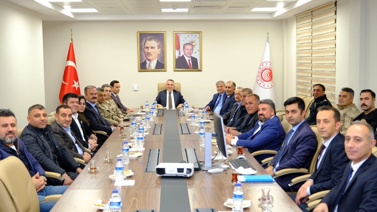 valiosmanbilgin's tweet photo. Habur Gümrük Kapısında toplantı gerçekleştirerek brifing aldım. Gümrük sahasında incelemelerde bulunarak geçişler ile alakalı işlemler konusunda vatandaşlarımızla sohbet ederek taleplerini dinledim. https://t.co/CmqIRLVgBs
