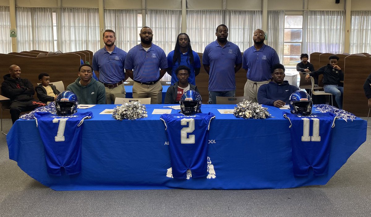 dblanchard21's tweet photo. Congrats to Aberdeen’s Jelon Peterson, Jermaine Strong and Jayden Walker on signing with Itawamba Community College! @LetsGoICC_FB @AberdeenBulldo1 https://t.co/aZ2FZ5nwUv