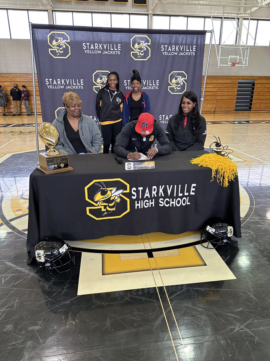 Jaylon York signs to East Mississippi Community College to further his academic and athletic career in football. <a href="/JaylonYork1/">Jaylon York</a>