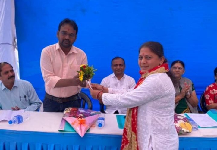 HareshV72527252's tweet photo. જે કીધું એ કર્યું...

આજ રોજ નર્મદા જિલ્લાના વડિયા જકાતનાકા થી દેવનારાયણ સોસાયટી જતો રસ્તાના કામનું ભુમિપુજન કરવામાં આવ્યું. આ રસ્તો બનવાથી વડિયા, થરી, લાછરસ, વગેરે ગામોમાં આવતા જતા લોકોને લાભદાયક નીવડશે. https://t.co/wjhhWMLbAe