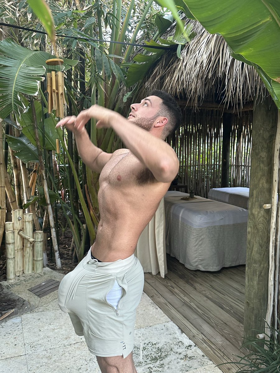 TopBrooks2's tweet photo. RT if you’d skip the gym and workout my third leg😜 https://t.co/QmdujEKWA4
