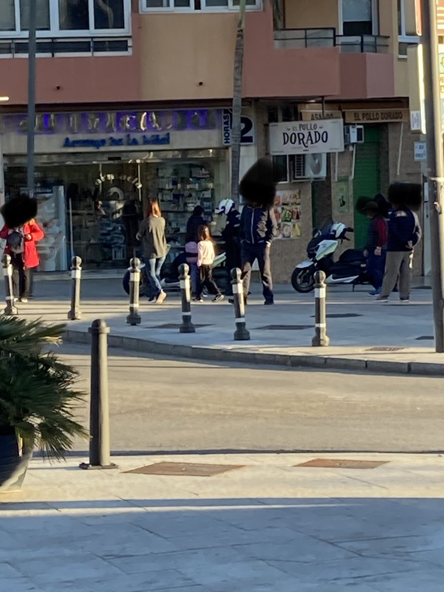 BenalCamina's tweet photo. Primera vez que vemos a la policía local multar a un patinete por la acera en @BenalmadenaAyto , esperemos que no se quede en algo ocasional. Si se llegan a poner unos minutos antes podían haber multado a 4 o 5 más. https://t.co/qZ2ca8Yorw