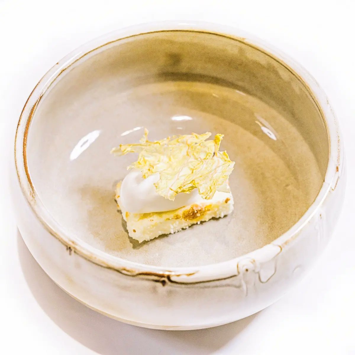 Rest_Calenric's tweet photo. Col, pa de pessic de formatge d'ovella de Mas Farró, gelat de llet i mató d'ovella #calenric #restaurantcalenric #valldebianya #estrellamichelin #michelinchef #michelinstar #guiamichelin #oad2022 https://t.co/Qbm2nZXLjA