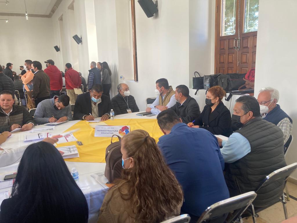 En el marco de la Consulta Ciudadana rumbo al Plan Estatal de Desarrollo 2023-2028, la Secretaria de Educación del Estado y el INIFEED, participan en la consulta ciudadana en la Mesa denominada Durango Integrado con Infraestructura y Servicios de calidad del Sexto Foro Regional.