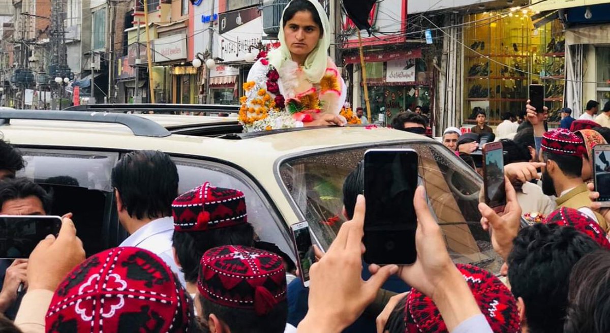 A_ProudCivilian's tweet photo. @FarhatullahB پختونخواہ کی #ماڈل_پولیس  سے زیادہ بہادر تو سیاسی رہنما ، سیاسی کارکن  اور پشتون  عوام  ہیں 
سڑکوں پر آکر یہ دہشتگردوں اور انکے سہولت کاروں کا ایجنڈا پورا کررہے ہیں !
#KPPolice #DownWithTTP https://t.co/7AzrKs8neB