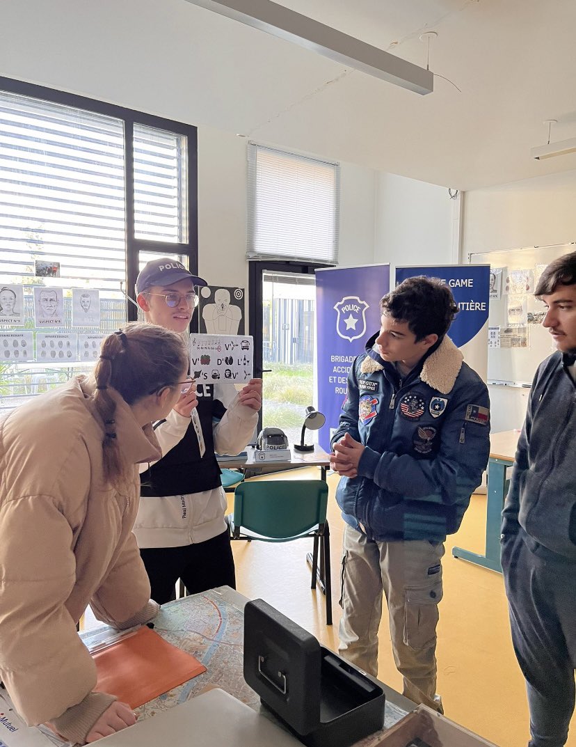 Top départ, les jeunes du <a href="/BechetCollege/">collège Sidney Bechet</a> #Antibes partent à la recherche d’indices pour élucider une enquête fictive ! 
Vont-ils trouver les causes de l’accident de Thomas ? 
#SecuriteRoutiere