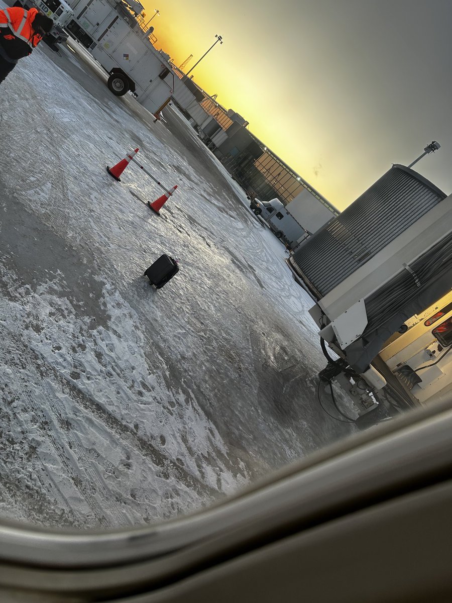 ASShah's tweet image. #dudewheresmybag?  Just leaving the jet bridge, about to take off.  And this lonely gate checked carry on seems to be missing the flight. #traveljoy