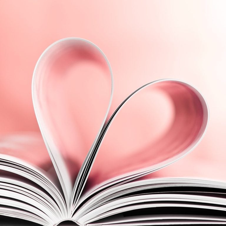 Explore the best classic romance books every literary fan must read, from Austen to Shakespeare, and from old titles to modern works of art. julesbuono.com/classic-romanc… via @jb_literarylife #Wizhead #novels #booklist