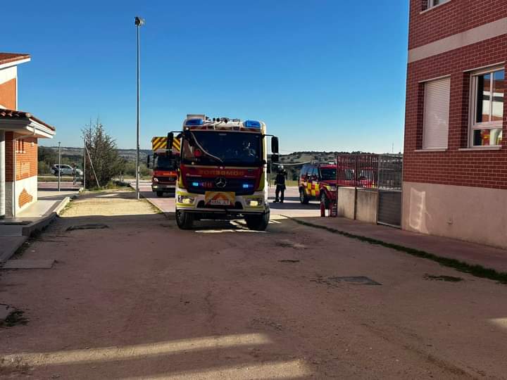 PCvvapardillo's tweet photo. Hoy hemos sido activados por CECOM 112 Comunidad de Madrid, para apoyo a bomberos por incendio en instituto público de Villanueva del Pardillo, solo 2 herido leves.
#ASEM112
#CECOM
#LasProtesCuentan https://t.co/7wsRTAoYiJ