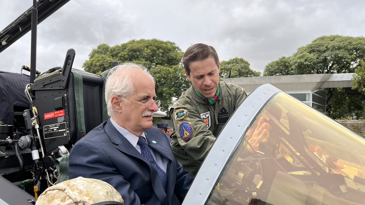 PucaraDefensa's tweet photo. Presentación de #C130H #Hercules e #IA63 #Pampa modernizados por @fadea_oficial 
@MindefArg @fadea_oficial_ @JorgeTaiana #airlift #transport @LockheedMartin #advancedtrainer #Xbrigada #riogallegos #fma @Saab #sf340 #lade @FuerzaAerea_Arg #faa

https://t.co/vBKGkNfYNe https://t.co/gvKHkdjDWR