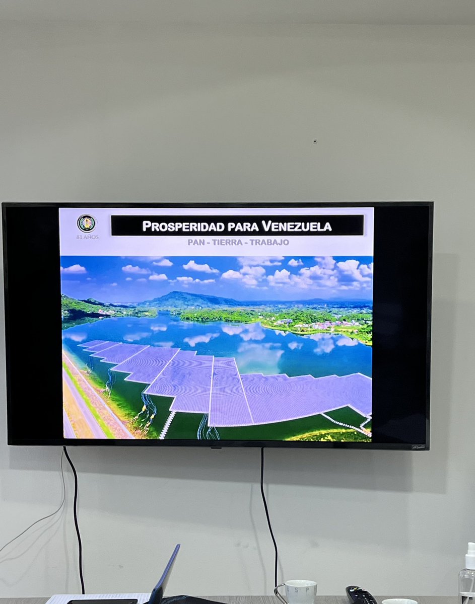 Reunidos revisando lo que será nuestro programa de gobierno, analizando al detalle cómo vamos a solucionar el sistema eléctrico en la Venezuela de prosperidad! #UnidosXVenezuela